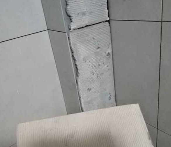 哈尔滨瓷砖空鼓维修公司分享下厨房瓷砖脱落的补救措施。